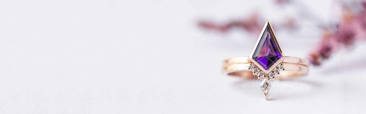 Verlobungsring aus tiefviolettem Drachen-Amethyst mit einem V-Chevron-Ehering