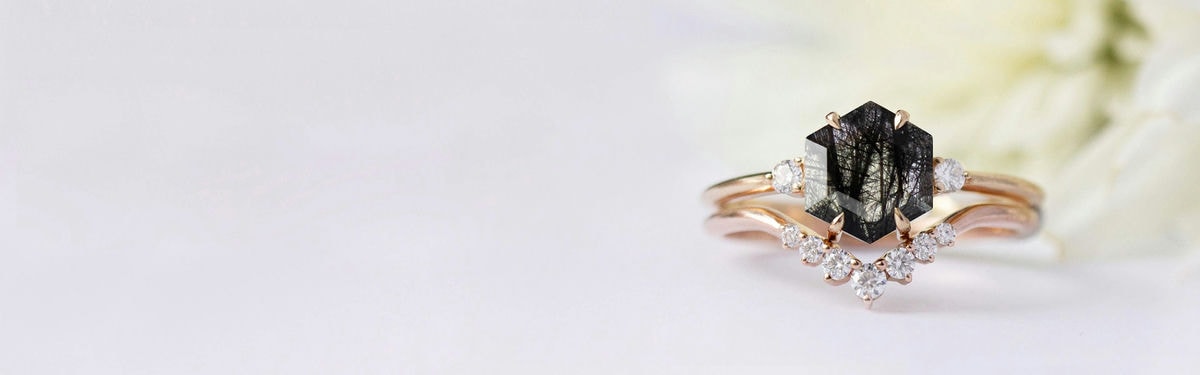 anillo de bodas hexagonal de cuarzo rutilado en oro rosa con banda de chevrón