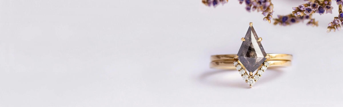anillo de diamantes en forma de cometa con sal y pimienta y anillo de diamantes en forma de v que forman un anillo de bodas de dos piezas