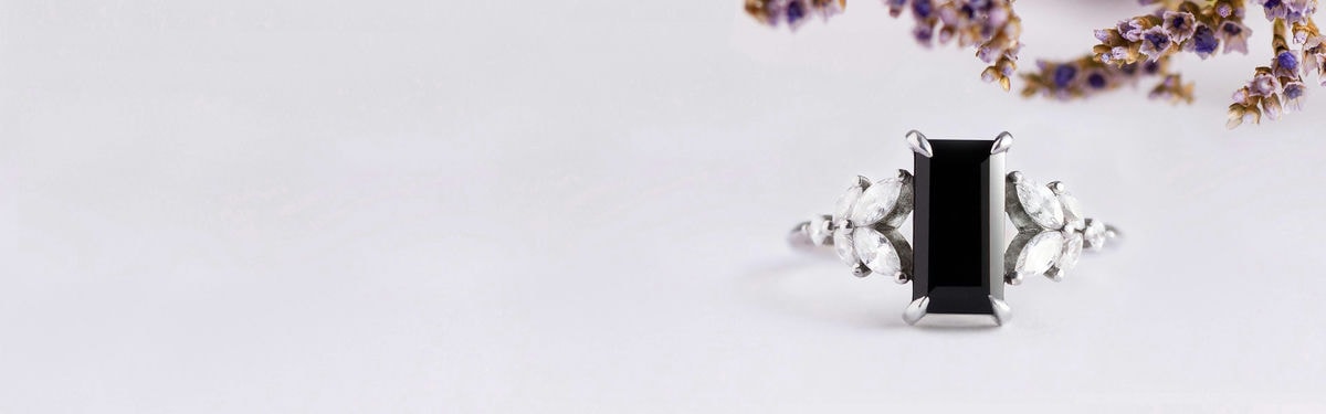 anillo de compromiso baguette de ónix y diamantes talla marquesa