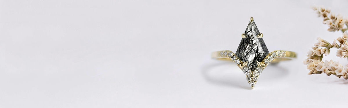 anillo de compromiso tipo cometa de cuarzo rutilado con diamantes
