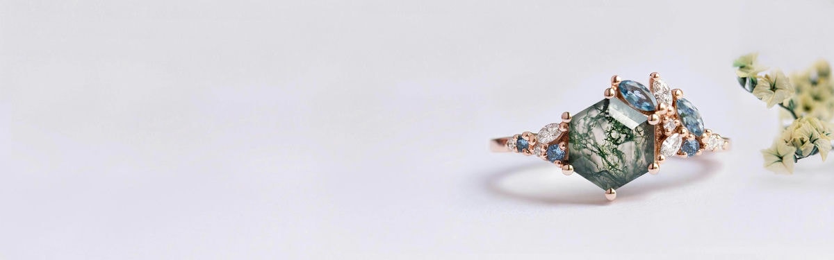 anillo de compromiso en racimo hexagonal de oro rosa con diamantes