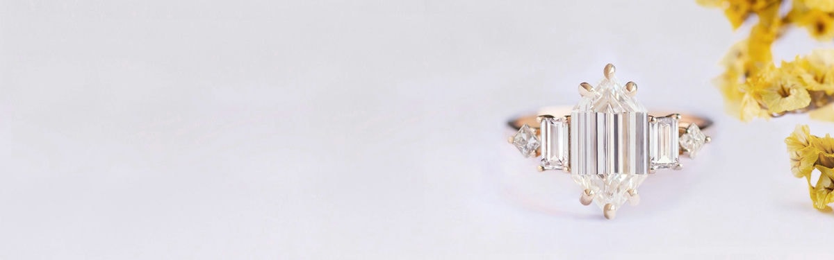 Anillo de compromiso hexagonal alargado de moissanita con diamantes laterales
