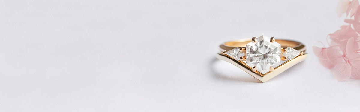 anillo de bodas apilado de moissanita y diamante cometa en forma hexagonal