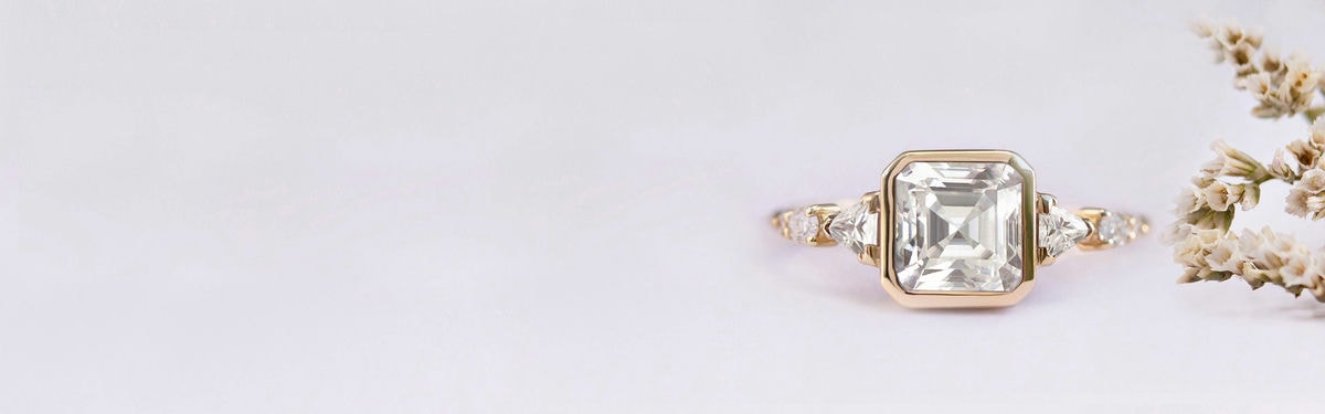 Anillo de compromiso de moissanita de talla Asscher con diamantes redondos