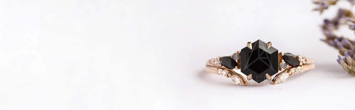 anillos de compromiso de ónix hexagonal con anillo de bodas de banda abierta