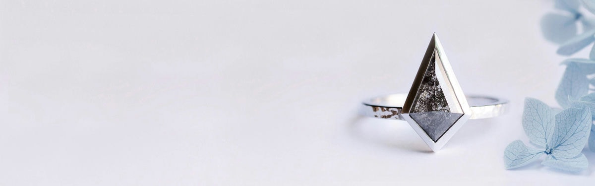 bague de fiançailles avec lunette en diamant sel et poivre cerf-volant