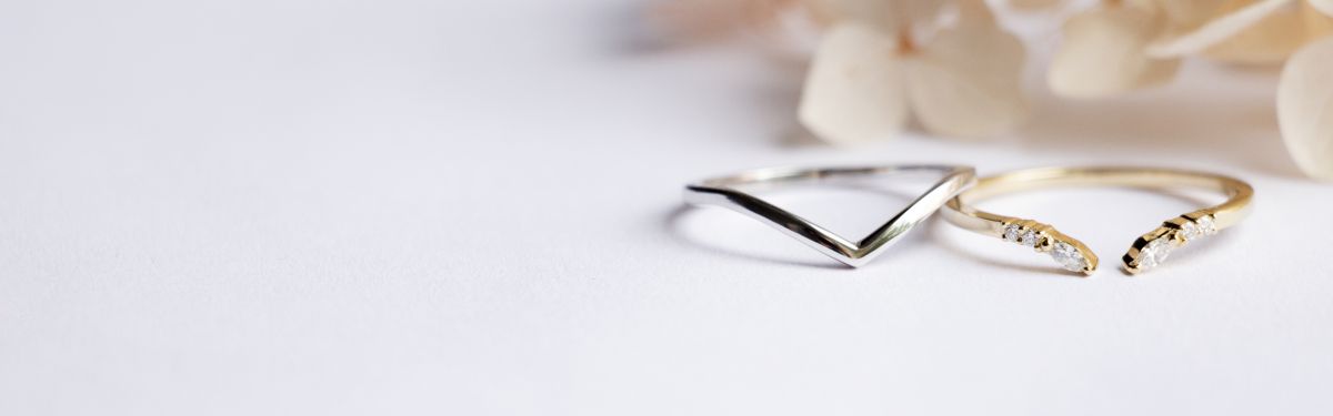 Exemples de bagues de mariage à chevrons en or blanc et bagues de mariage ouvertes en or jaune pour femmes