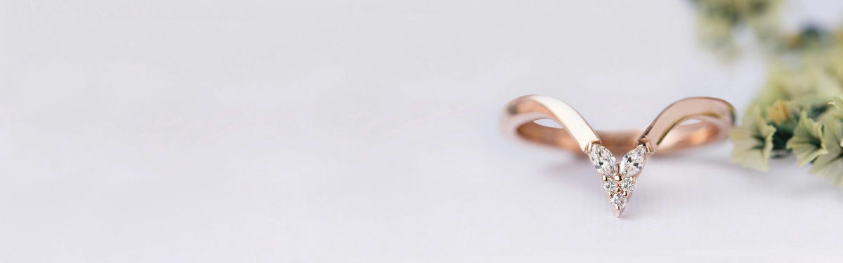 snubní prsten z růžového zlata v chevron s markýzou a kulatými diamanty