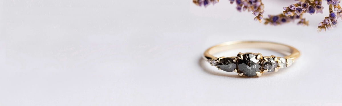 Runde, einzigartige Verlobungsringe mit Salz- und Pfefferdiamanten