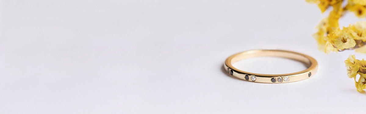 jednoduchý příklad snubního prstenu s černými diamanty, solnými a pepřovými diamanty a diamanty