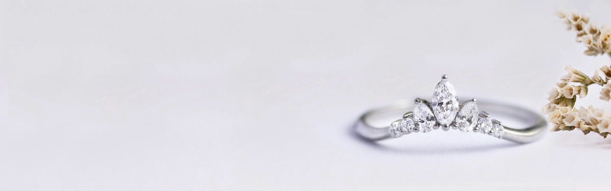 markýza z bílého zlata, hruška a briliantový briliant tvoří zásnubní prsten s korunou