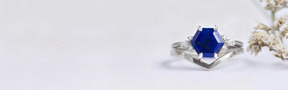 šestihranný lapis lazuli snubní prsten a zásnubní prsten