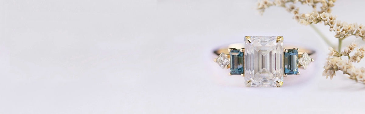 Verlobungsringe im Moissanit-Smaragdschliff mit Diamanten und Edelsteinen