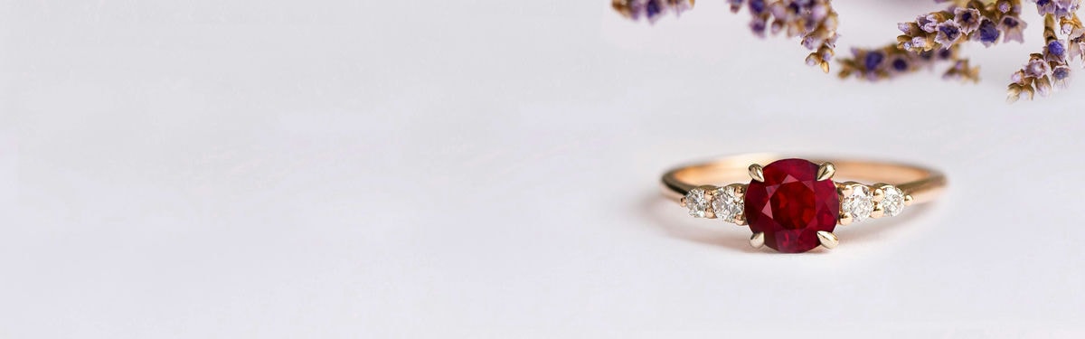 kulatý zásnubní prsten z pěti kamenů s rubínem a diamanty