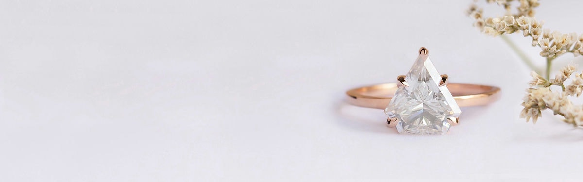 Moissanitový zásnubní prsten v růžovém zlatě