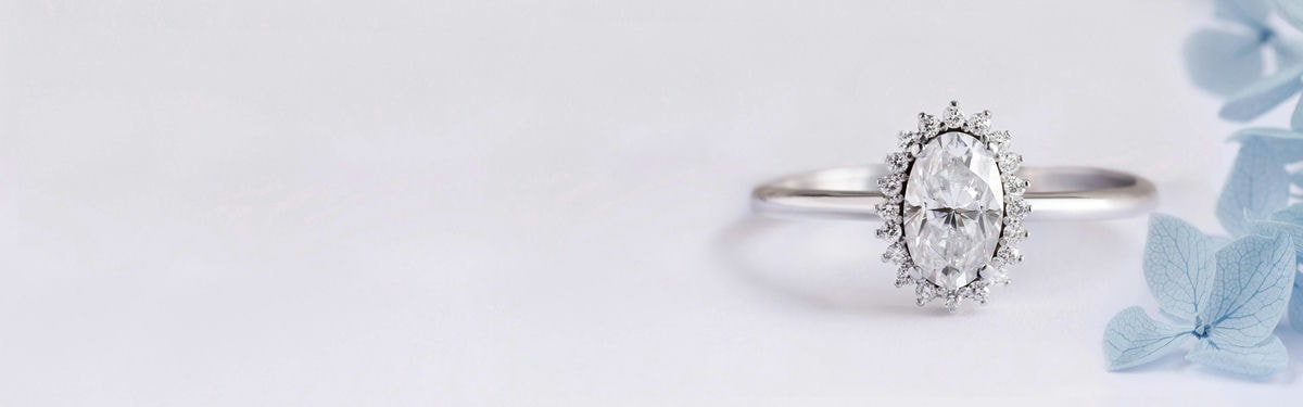 oválný zásnubní prsten z moissanitu a diamantu