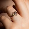 14k oro rosa Esmeralda anillo de racimo de boda conjunto en el dedo