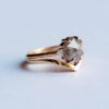 14k oro rosa hexágono anillo de diamantes vista lateral vista