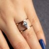 18k oro rosa anillo de compromiso cima en la mano
