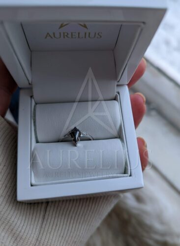 Bague de fiançailles avec Diamants Sel et Poivre en forme de cerf-volant allongé avec Diamants latéraux de taille marquise photo review