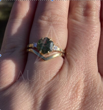 Sechseckiger Moosachat- und Princess-Diamant-Ring mit Chevron-Ehering photo review