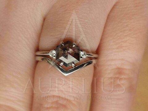 Bague de fiançailles en Diamant Sel et Poivre hexagonal à trois pierres avec alliance à chevrons