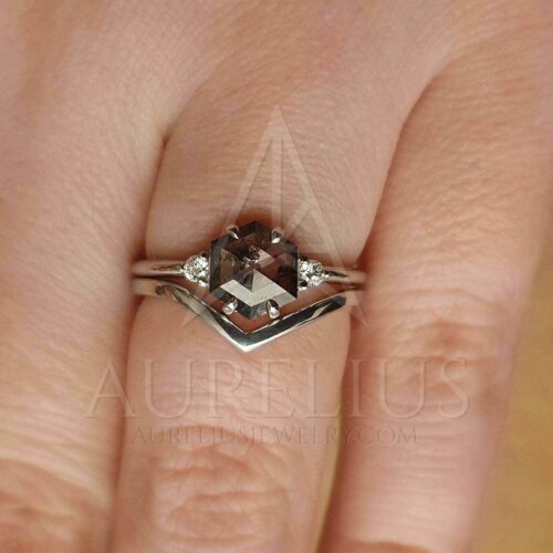 Anillo de compromiso de diamante hexagonal con sal y pimienta y banda de chevron photo review