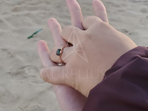 Šestihranný solitérový zásnubní prsten s chevronovým snubním prstenem