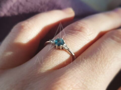 Dreisteiniger Teal Sapphire und Birne Diamant Ring
