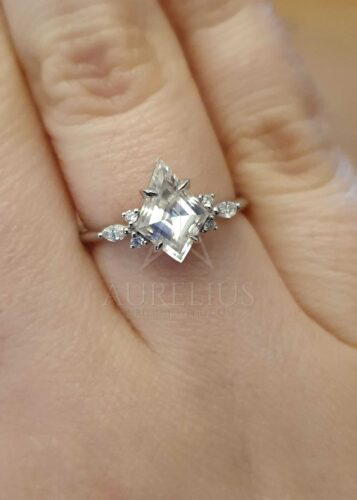 Verlobungsring mit einem drachenviereckförmigen Moissanit und Diamanten photo review