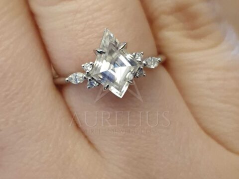 Verlobungsring mit einem drachenviereckförmigen Moissanit und Diamanten
