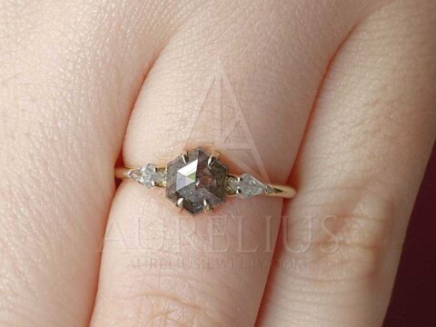 Dreisteiniger Sechseck- und Drachen-Diamant-Verlobungsring