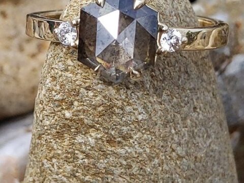 Zásnubní prsten se třemi šestihrannými Salt and Pepper diamanty