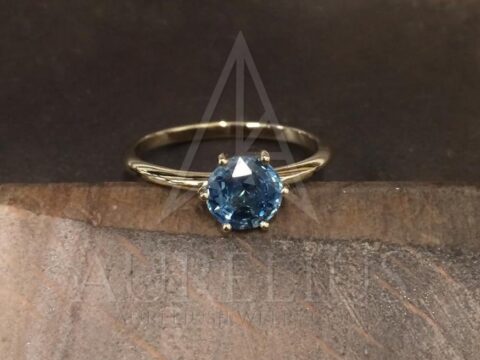 Runder Teal Sapphire Solitaire Ring