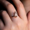 aguamarina anillo con forma de cometa en la mano