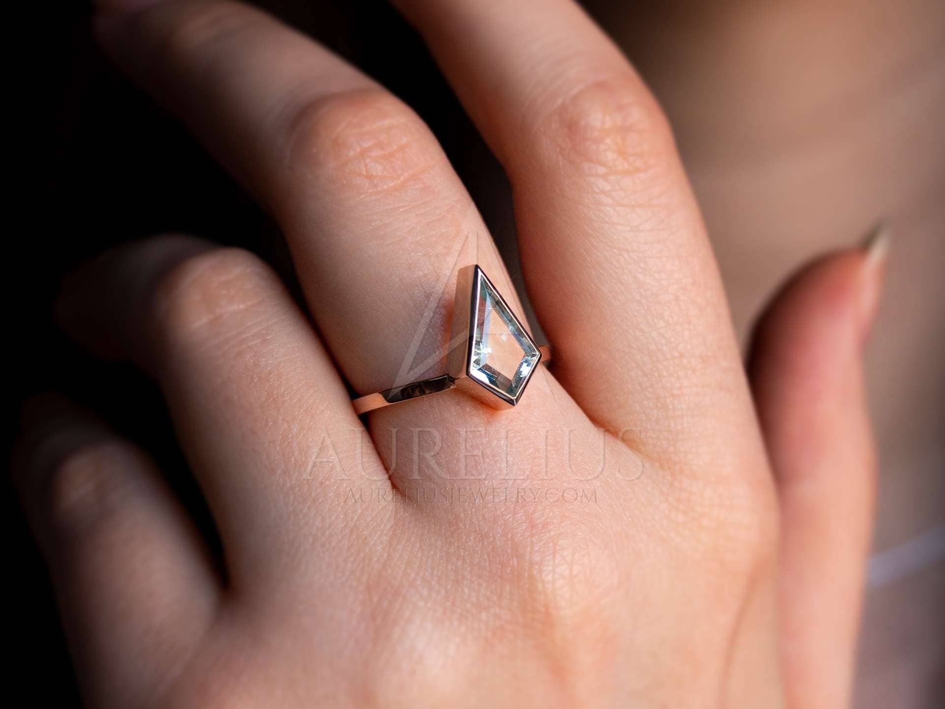 aguamarina anillo con forma de cometa en la mano