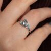 akvamarín diamant zásnubní prsten na prstu