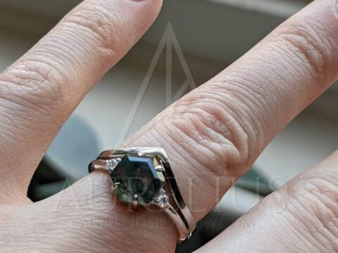 Testimonio de un cliente sobre el anillo de compromiso de diamantes y ágata de musgo
