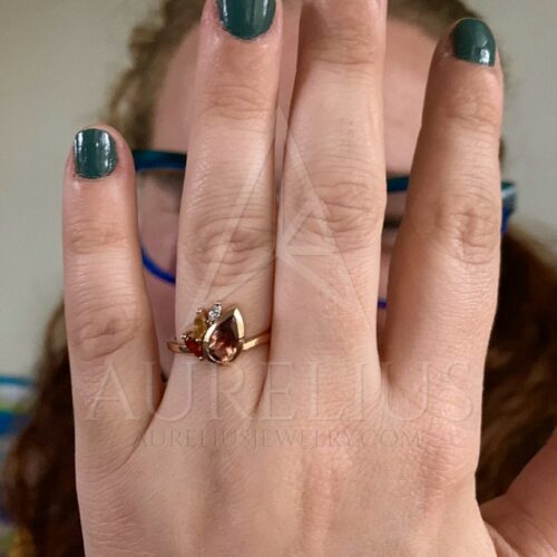 anillo de zafiro en forma de pera en mi mano