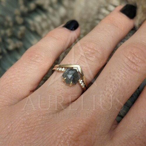 Revisión del anillo de bodas de cheurón y el anillo de compromiso de diamantes