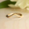 anillo cheurón minimalista de oro