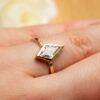 anillo con forma de cometa en el dedo de compromiso