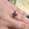 anillo con forma de escudo de bodas conjunto en el dedo