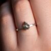 anillo con forma de escudo de diamantes en el dedo
