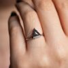 anillo con forma de escudo de diamantes en la mano