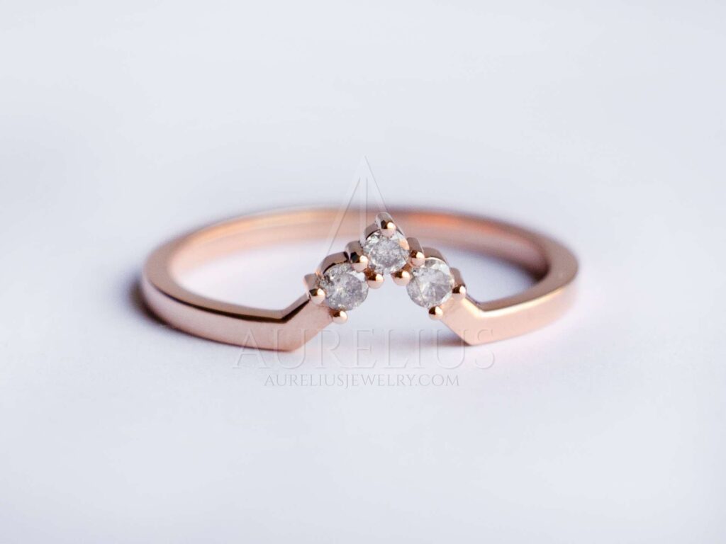 anillo de boda con tres piedras