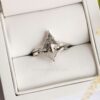 anillo de diamantes de boda cheurón en caja