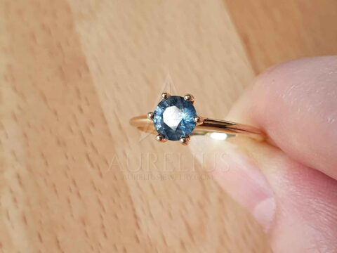 gran ejemplo de anillo de compromiso de zafiro que el cliente revisó después de comprar