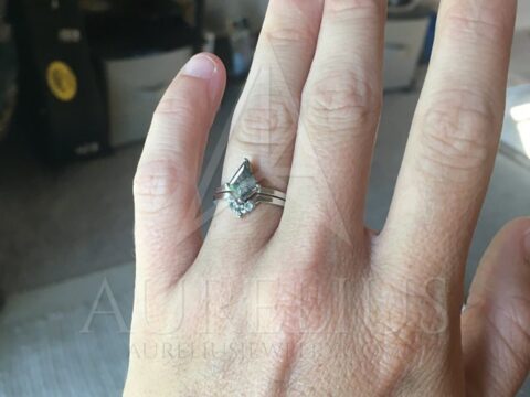 Testimonio de cliente en forma de v de anillo de bodas